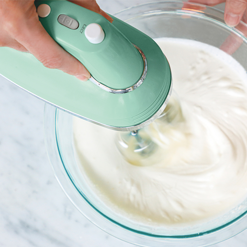 62601N hand mixer in a bowl
